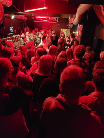 "Comedykills" - das Open Mic im Glockenbachviertel - The open mic format: what the 8 minutes really means