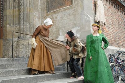 Executioners, whores, witches with drama - Karlstor: the opening mood-setter