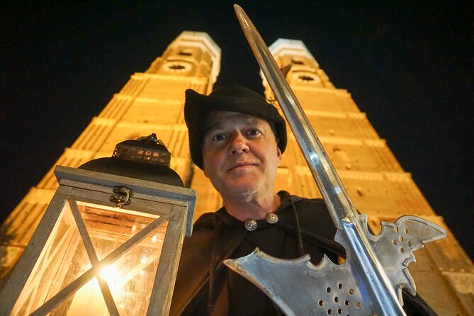 Medieval city tour with night watchman in Munich in German - Burgstraße und Münzstraße: Kerker-Atmosphäre und echte Silberpennies