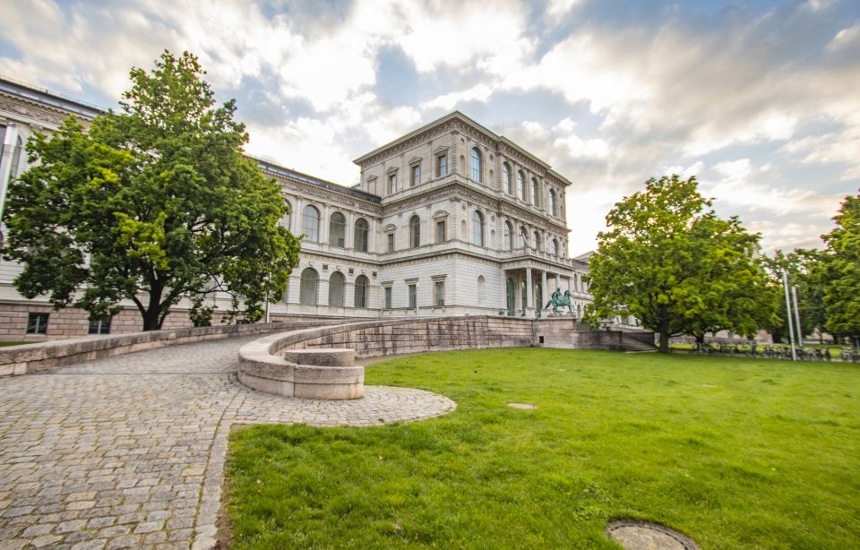 Munich: Capture the most Photogenic Spots with a Local - Starting at Café Frischhut: A Smooth Setup for Your Photo Hunt