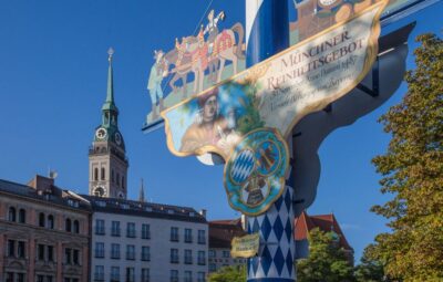 Munich: Old Town Guided Walking Tour - Starting at Marienplatz: The New Town Hall Meet-Up That Actually Works