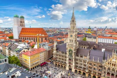 Munich: Old Town & Viktualienmarkt City Walk in German - Staatliches Hofbräuhaus: beer culture explained through a real brewery stop