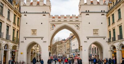Munich: Old Town Walking Tour in Spanish - Where the tour starts at Karlstor Gate (and how to plan your timing)