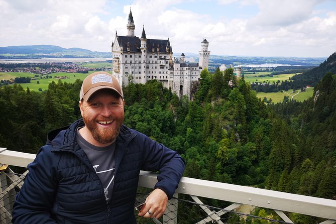 Munich private Car & Walking Tour incl. BMW World & River Surfers - Austria lakeside time: the picnic break and the lunch stop that actually rests your legs