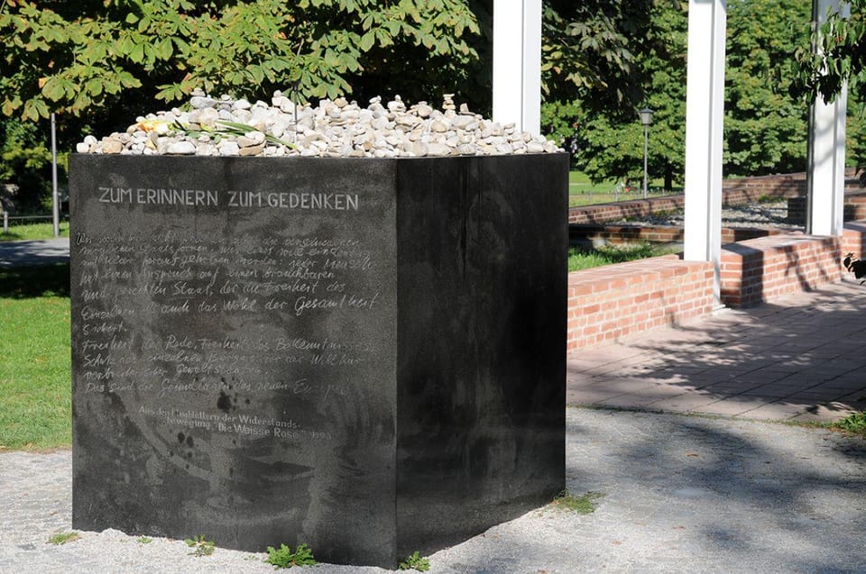 Munich: Private or Group Third Reich and WWII Walking Tour - Practical tips for your 2-hour walk