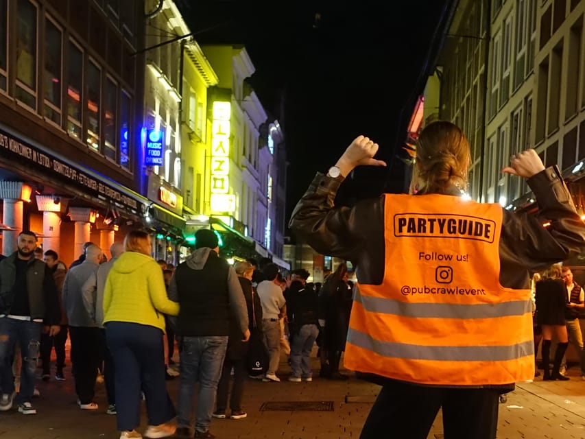 Munich: Private pub crawl with insider-guide & free shots - Language and guide energy: German or English support