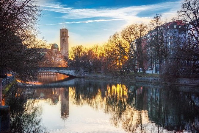 Munich: Private Walking Tour with a Local - How the walk actually unfolds: photo pauses, quick visits, sightseeing, and scenic breaks