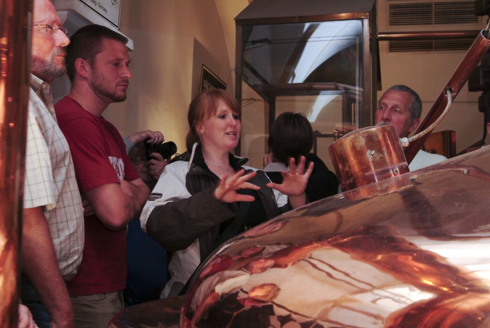Munich's Beer Halls and Breweries: 3-Hour Guided Tour - Hofbräuhaus at the Right Moment: The Classic Munich Finish