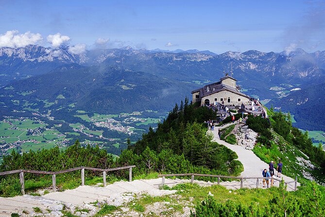 Private Eagles Nest & WWII Doku Center Tour incl. Tickets & Lunch - Lunch at the mountain stop: a real break built into the schedule