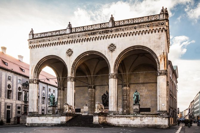 Private Munich Tour with hotel pickup - Marienplatz Glockenspiel: plan around the 11, 12, and 17 shows