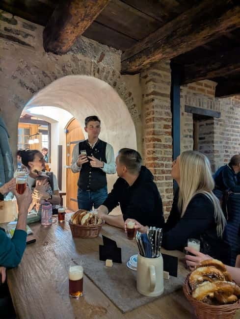 Pub crawl incl. Oktoberfest museum guided tour with beer tasting (private) - Kicking off at the Beer and Oktoberfest Museum